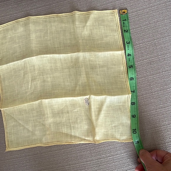 TWO VINTAGE Linen Handkerchiefs - Picture 10 of 10